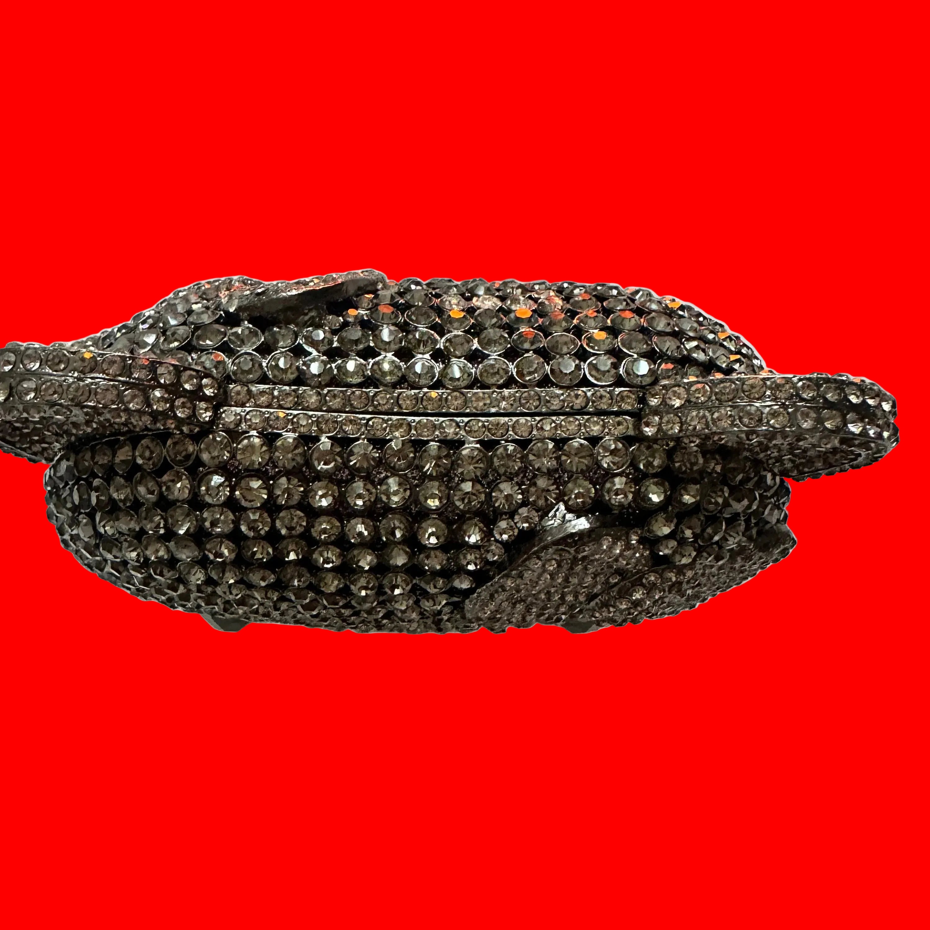 Bear Head Clutch